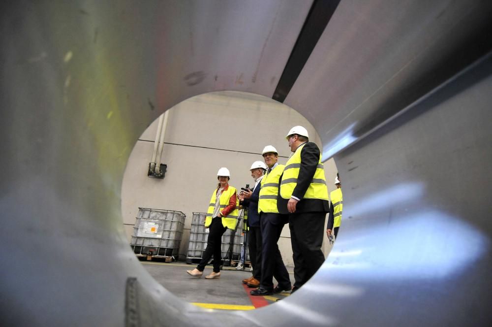 Víctor Audera y Sandra Velarde visitan la factoría de Asla en Villallana