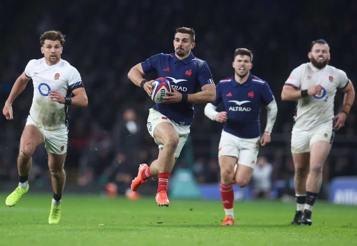 El francés Thomas Ramos carga en ataque en un partido de rugby de Francia con Inglaterra en Londres