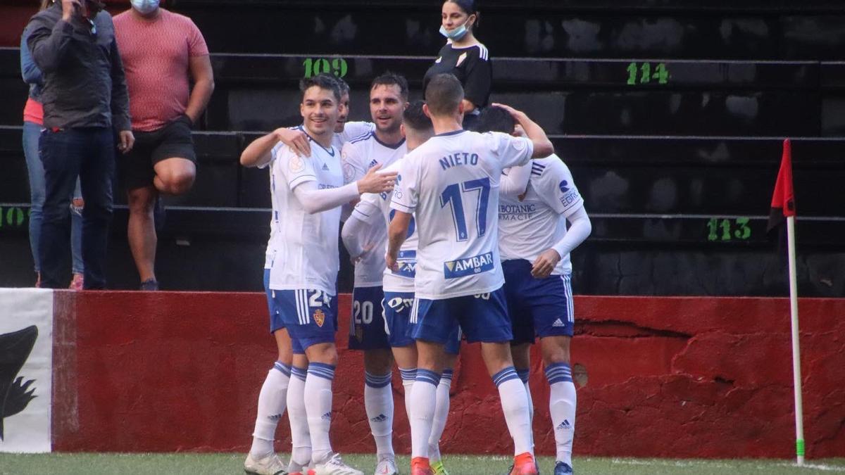 Lluís López, Adrián, Álvaro, Borja y Nieto felicitan a Clemente tras su gol al Mensajero.