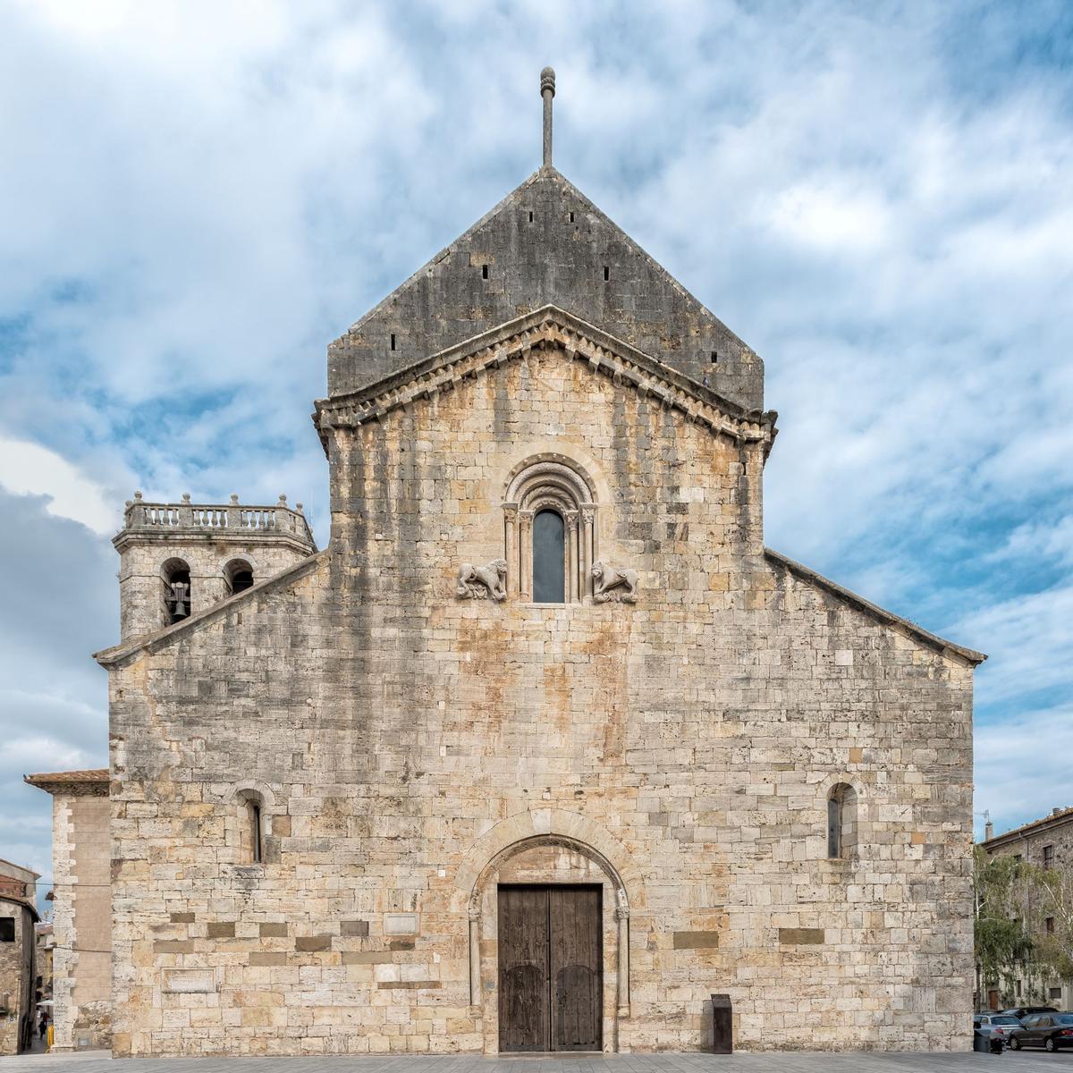 Del monestir benedictí original només se n’ha conservat l’església, fundada l’any 977 pel comte bisbe Miró i consagrada el 1003