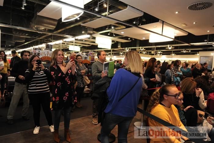 Rozalén, en la firma de discos y libros en FNAC