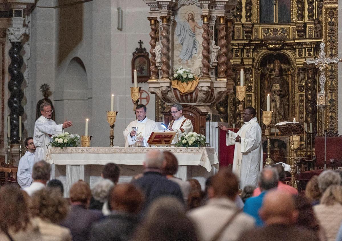 Los religiosos se han tenido que ayudar de dispositivos móviles para alumbrar los textos de la lectura