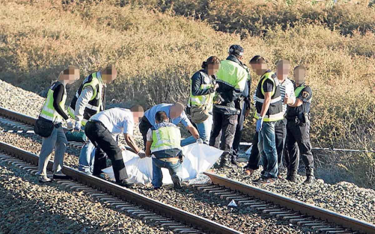 Una pareja de novios muere arrollada por un tren cuando cruzaba la vía frente a la OAMI