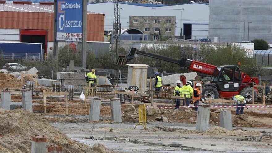 El grupo vigués Vicalsa ya está construyendo naves en otra parcela de la extinta Castelo. // Ricardo Grobas