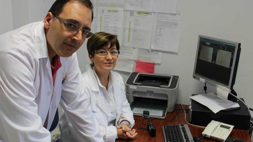 Los médicos José Miguel Álvarez y Ofelia Barcia, con el programa de teledermatología.