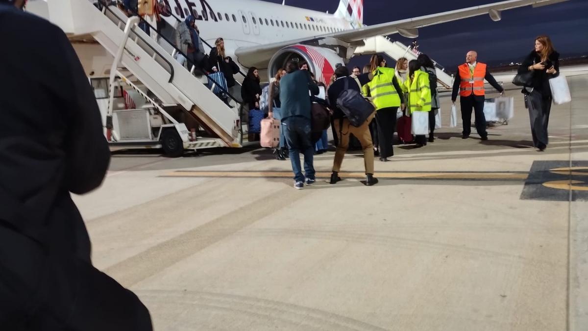 Un grupo de pasajeros bajan del avión en el primer vuelo Madrid-Murcia realizado este viernes