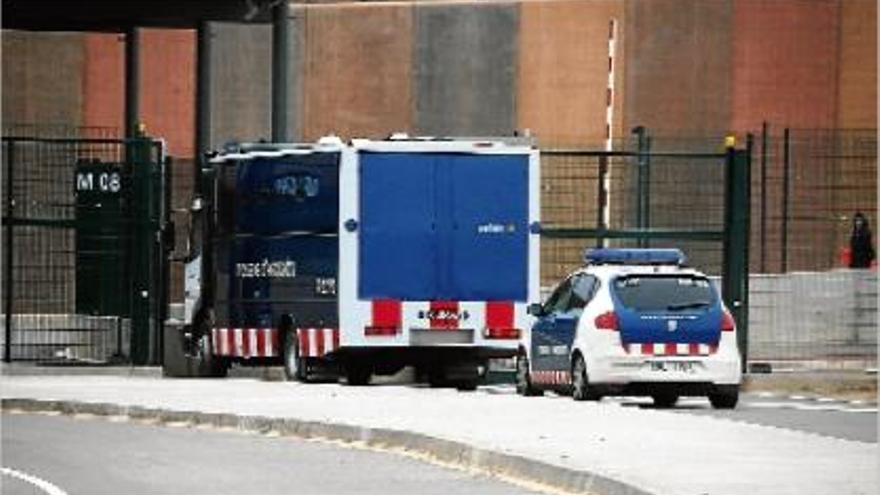 Vehicles dels Mossos entrant a la presó de Lledoners, de Sant Joan de Vilatorrada, en una imatge d&#039;arxiu