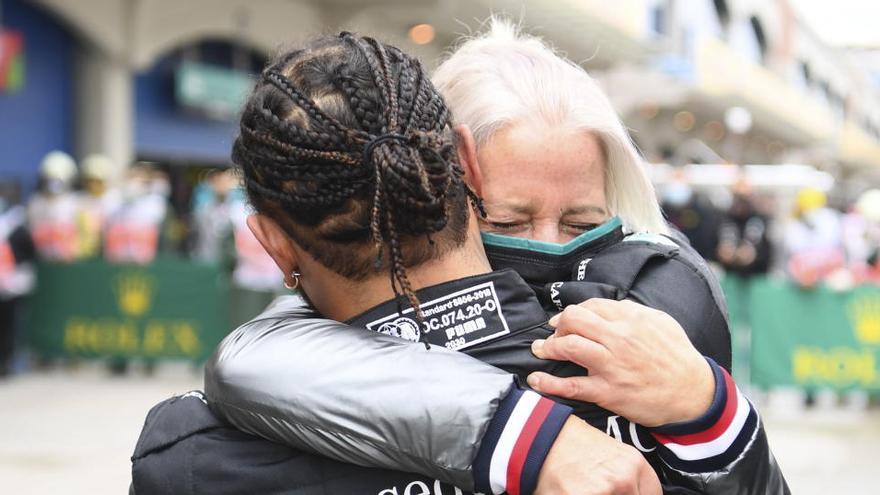 Hamilton celebra su séptimo título.