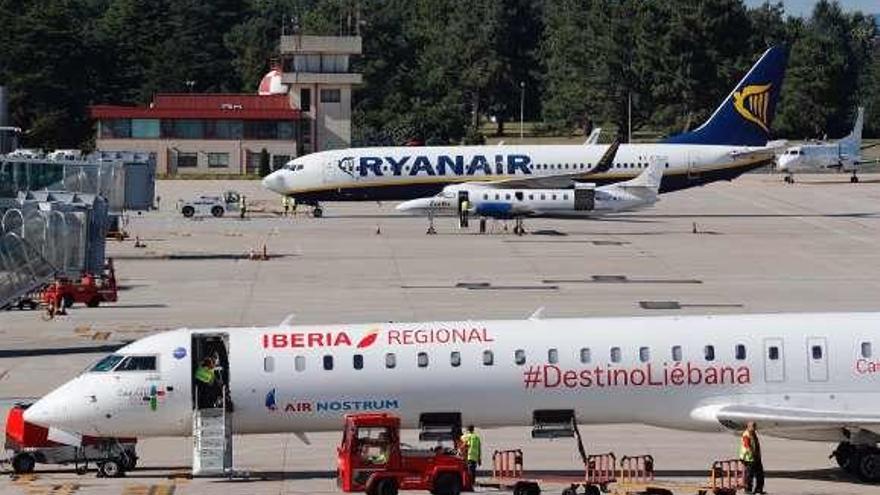 Un avión de Air Nostrum y otro de Ryanair en Peinador. // José Lores