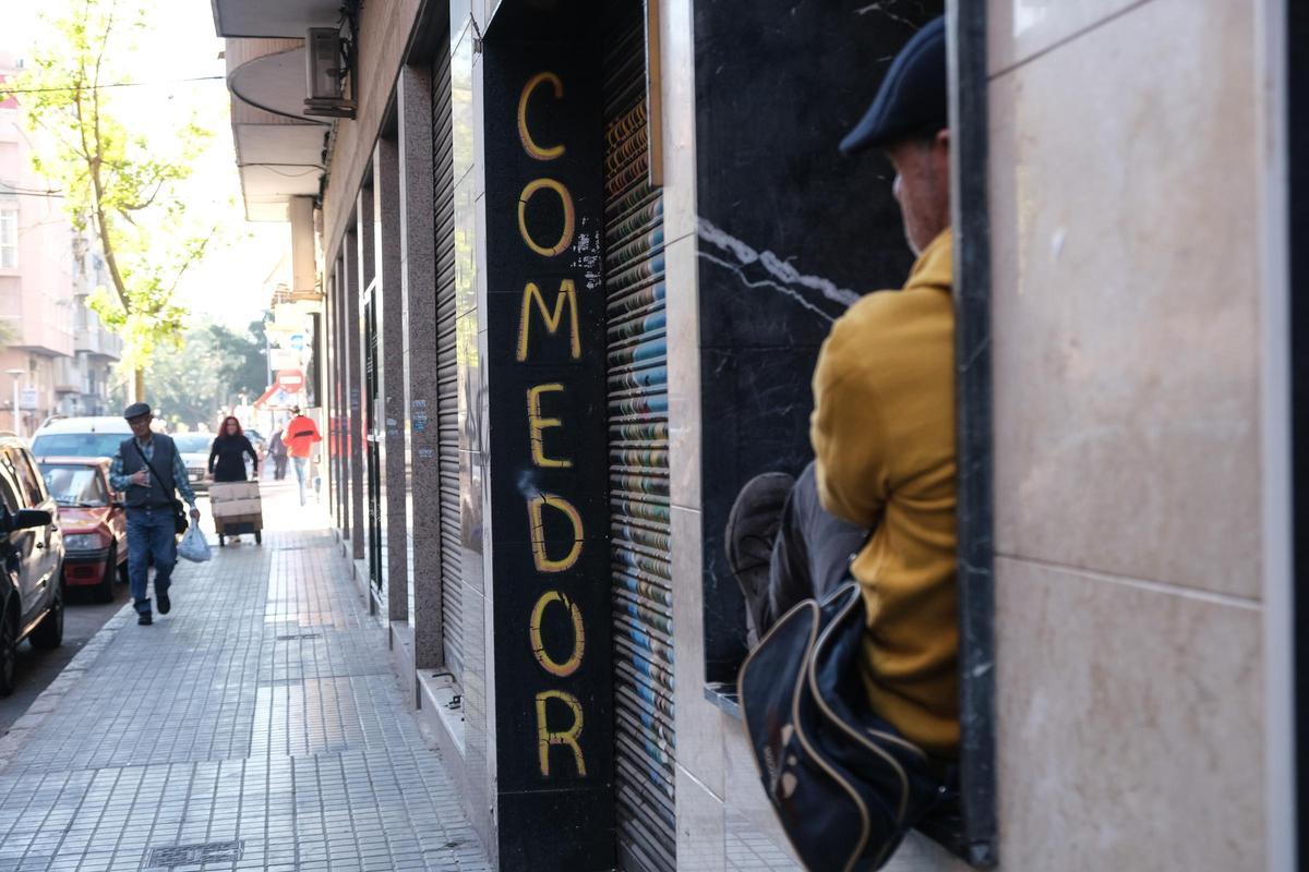 Entrada a un comedor social de Elche