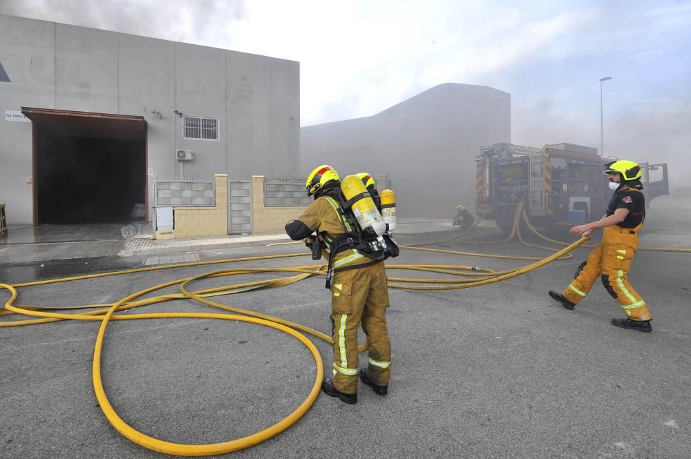 El fuego arrasa una nave con caucho en Crevillent