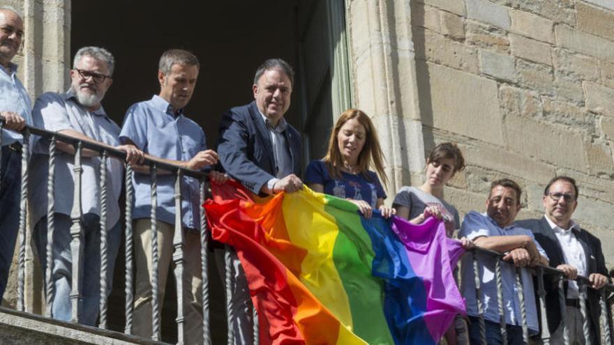 Els representants municipals posant la bandera de l&#039;arc de Sant Martí