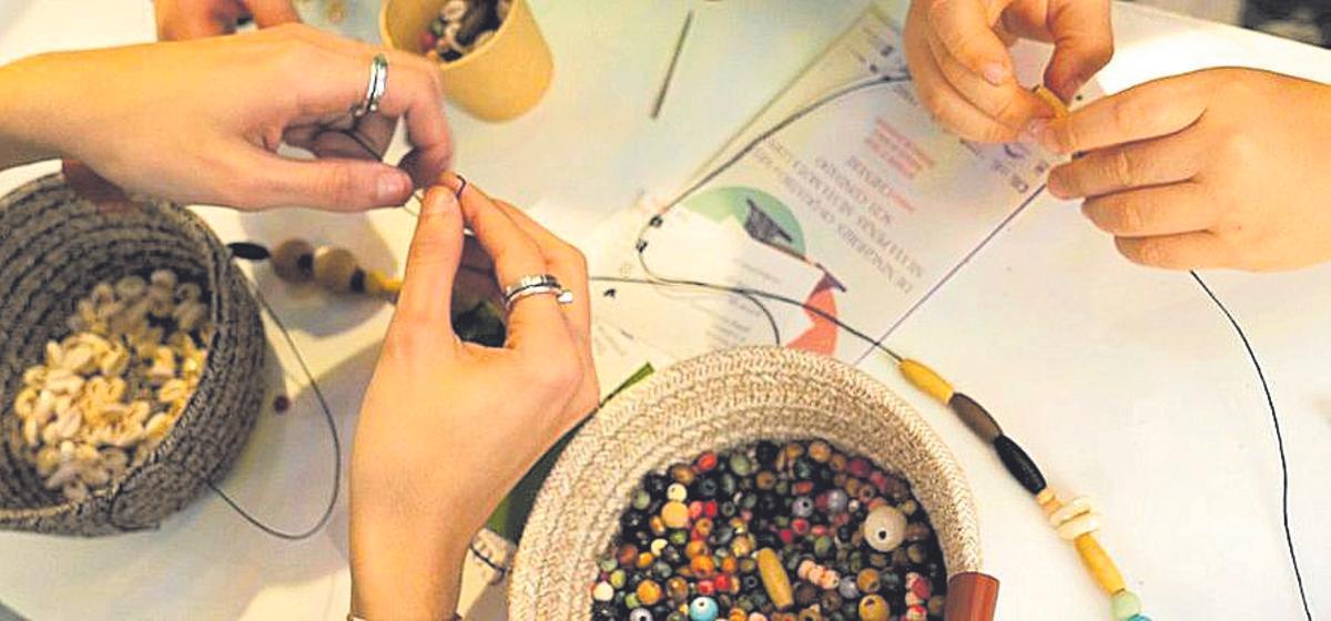 Aprender en familia cos talleres de xoias viquingas no Monte Gaiás