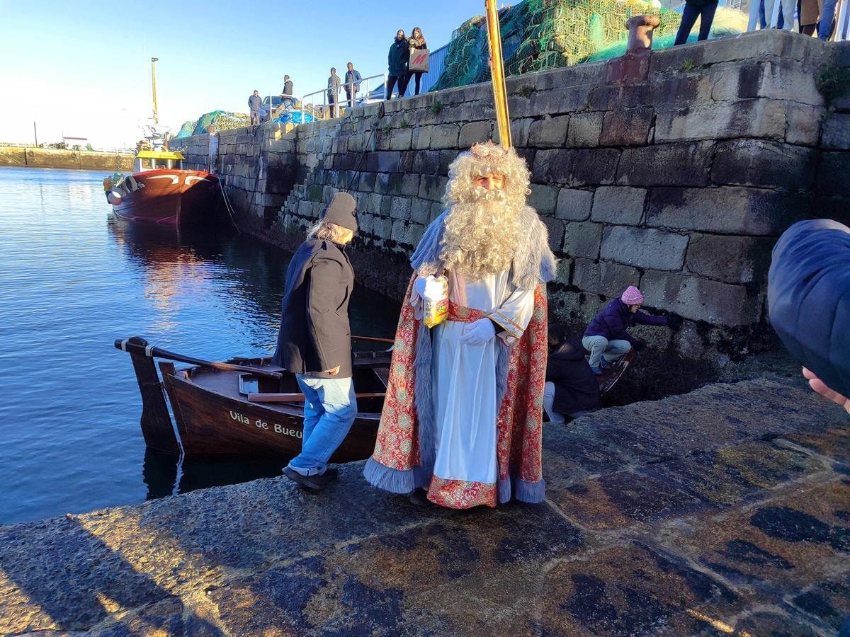 Los Reyes Magos llegan a Bueu por mar antes de la cabalgata de esta tarde