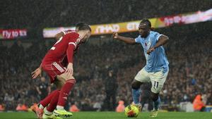 Jeremy Doku, del Manchester City y Conor Bradley, del Liverpool