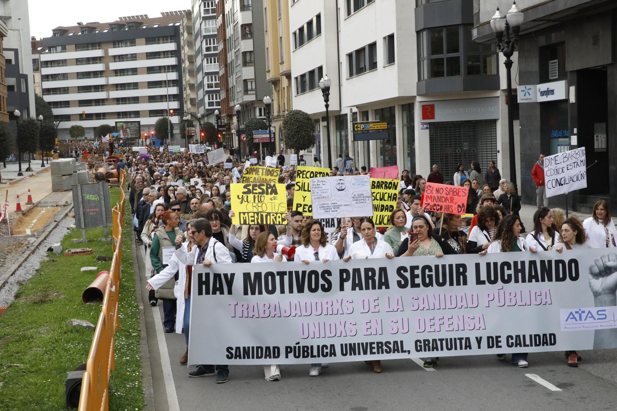 En imágenes: Los sanitarios se manifiestan en Gijón al grito de "no queremos más dinero, queremos mejores condiciones laborales"