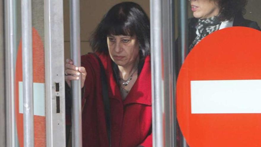 La especialista en Psiquiatría, Gabriela M. K., a su salida de los juzgados en Fontiñas. // Xoán Álvarez