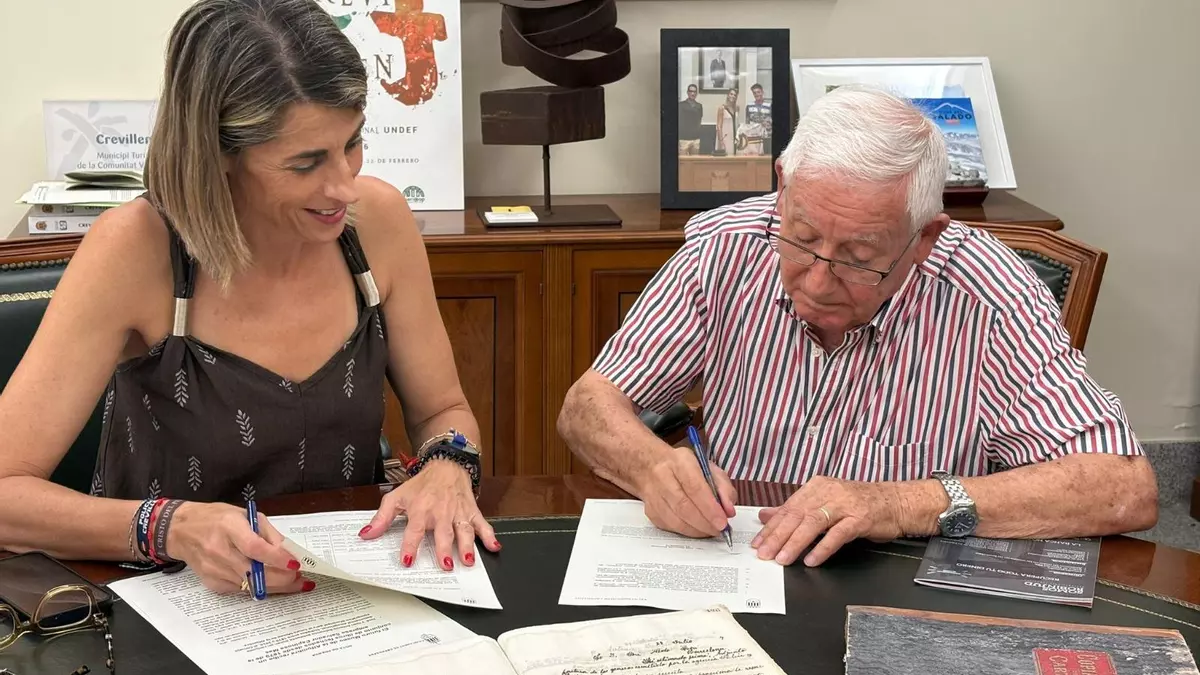 Donan al futuro Museo de la Alfombra de Crevillent un conjunto de libros del siglo XIX y principios del XX