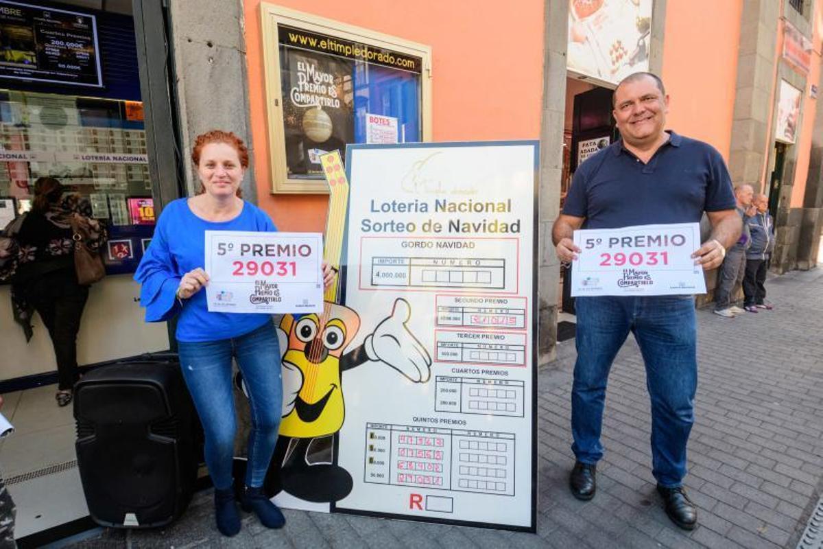 Lotería en zona de Las Palmas de Gran Canaria.ADMINISTRACIÓN EL TIMPLE DORADO.MERCADO DE VEGUETA  | 22/12/2018 | Fotógrafo: Tony Hernández