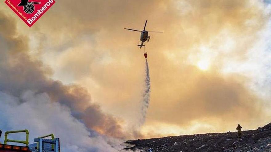 El helicóptero durante la extinción del fuego