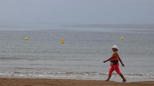 Una mujer pasea por la playa de Llevant, en Salou.