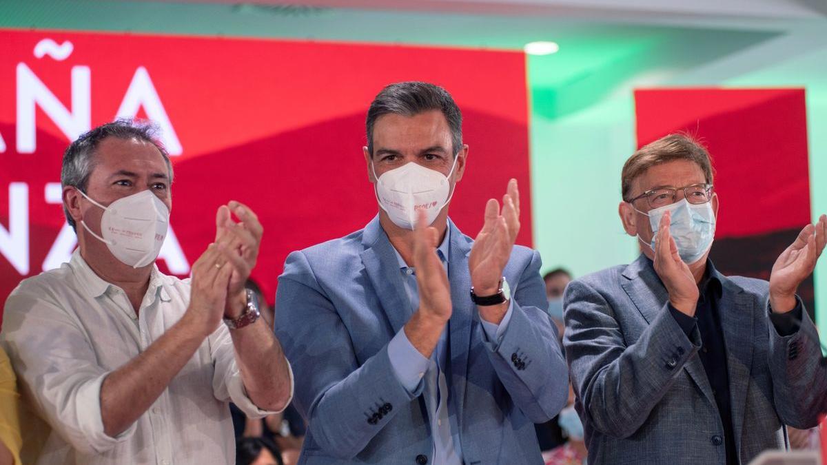 Pedro Sánchez junto a Juan Espadas y Ximo Puig.