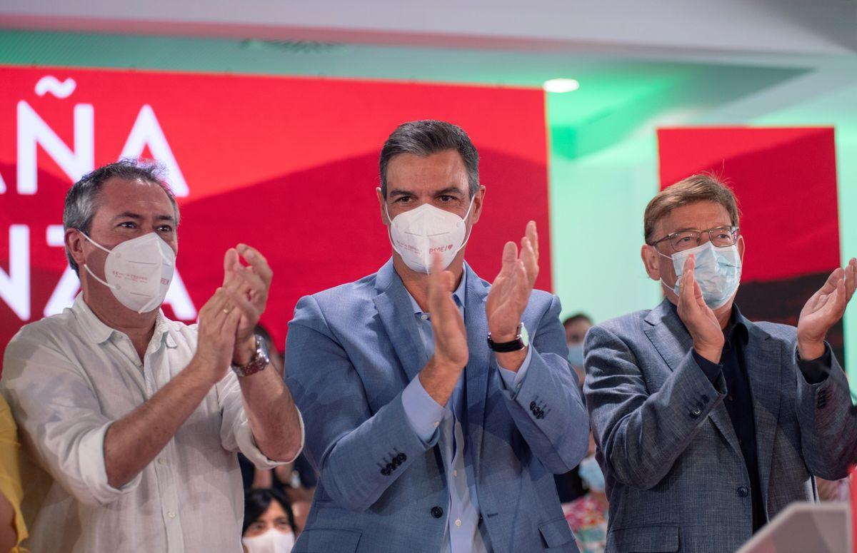 Pedro Sánchez junto a Juan Espadas y Ximo Puig.