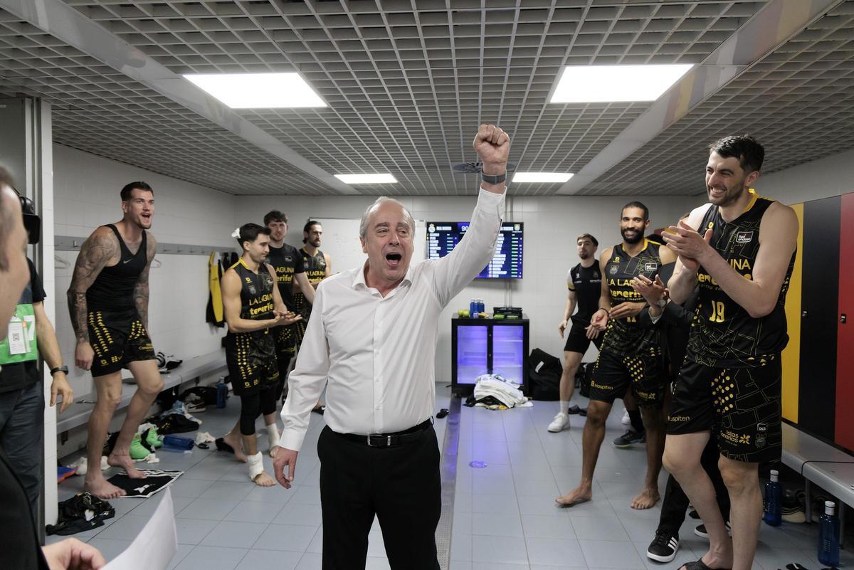 Txus Vidorreta, puño en alto, celebra con sus jugadores el triunfo del Canarias en Madrid.