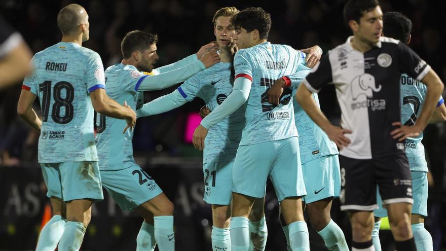 Cubarsí s'abraça a De Jong i Sergi Roberto després del gol de Koundé