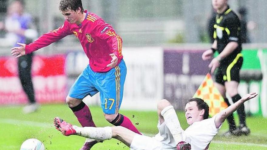 Gerard, autor del gol español, supera la entrada del inglés McEachran durante la final del Europeo sub-17.