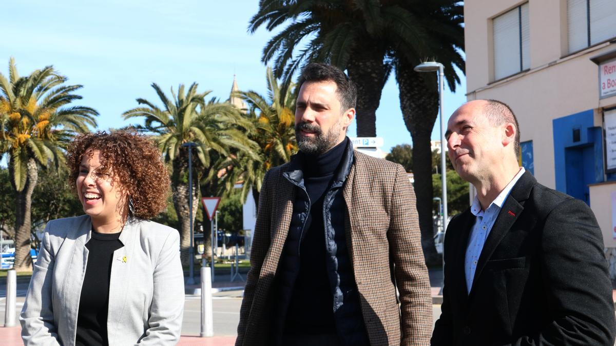 La delegada del Govern a Girona, Laia Cañigueral, el conseller d'Empresa, Roger Torrent, i l'alcalde de Palamós, Lluís Puig, al port de Palamós