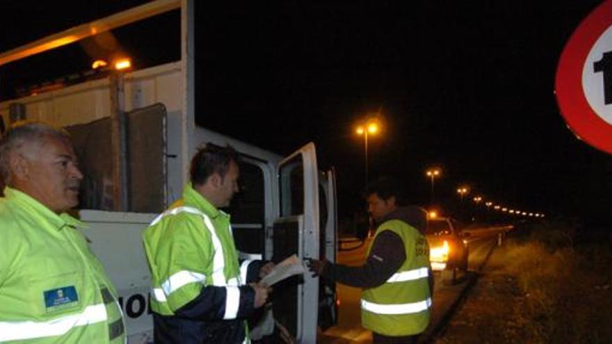 Operarios del Cabildo cambiando anoche las señales de velocidad en la autopista del sur. i  ADOLFO MARRERO