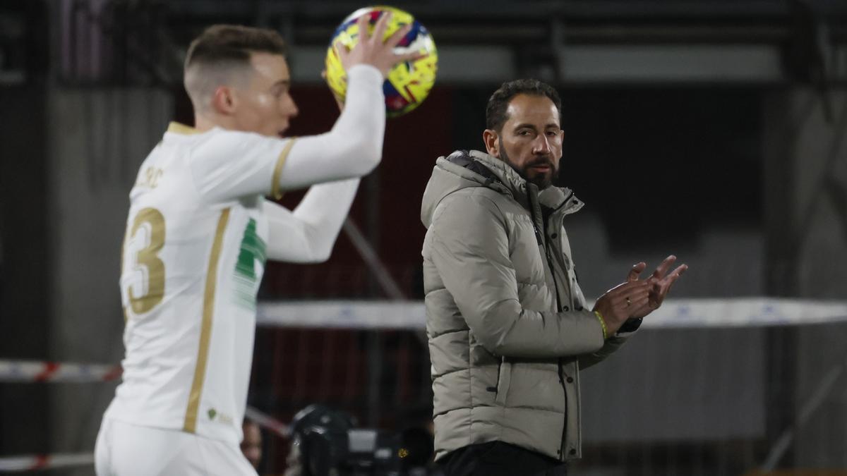 Pablo Machín aplaude a sus jugadores mientras Clerc saca de banda, durante el partido contra el Mallorca