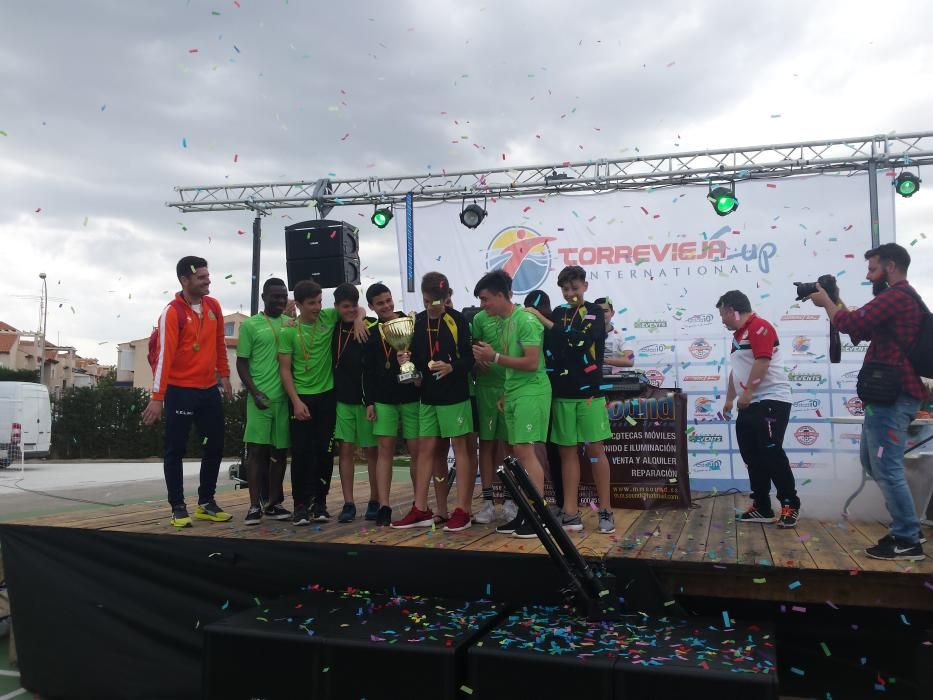 El Kelme se alza con el trofeo de fútbol Torrevieja International Cup 2016