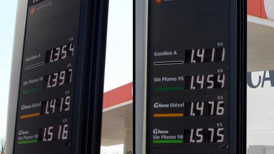 Comparativa de los precios de estaciones de servicio de Valladolid el día 27 de febrero (I) y el día 1 de marzo (D), tras aplicarse el Céntimo Sanitario al precio de los carburantes