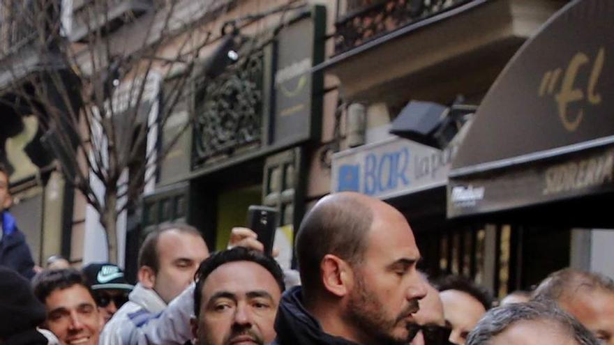 El concejal José Javier Barbero, entrando en el coche rodeado de agentes de la Policía Local durante la protesta.