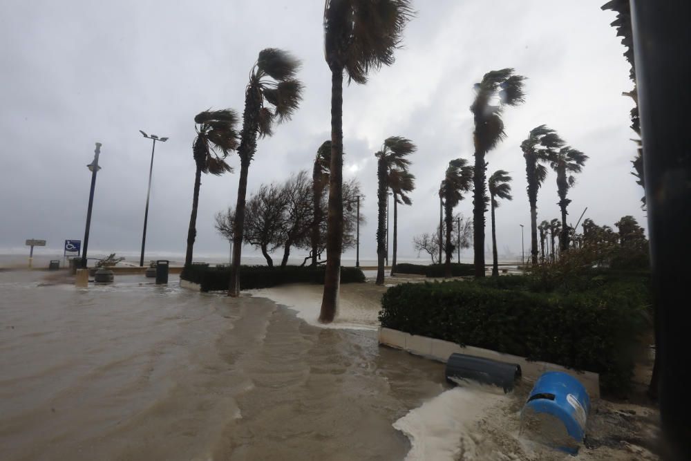 Efectos del temporal en la playa de la Malvarrosa.