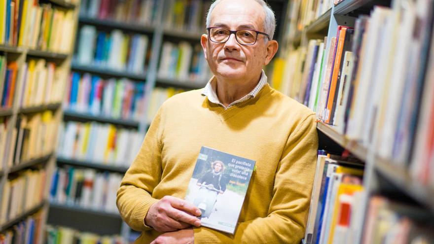 Gasull fotografiat amb el llibre a la biblioteca de Figueres