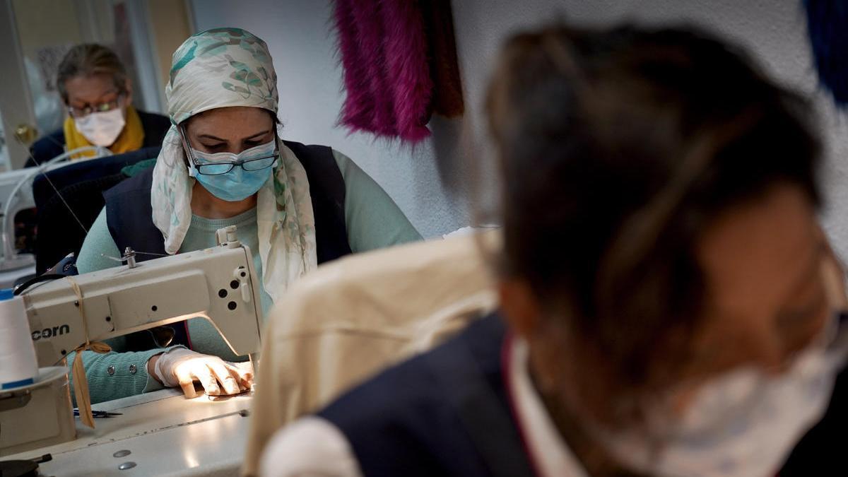 Muchas mujeres rescatadas de la prostituciÃ³n han encontrado su vocaciÃ³n en el taller de la ONG, donde ahora hacen mascarillas. Foto: JosÃ© Luis Roca