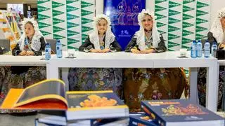 Las Belleas del Foc y sus damas de honor firman sus primeros "Festa de Fogueres"