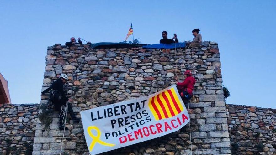 Bellver penja a la  muralla una gran pancarta reclamant llibertat