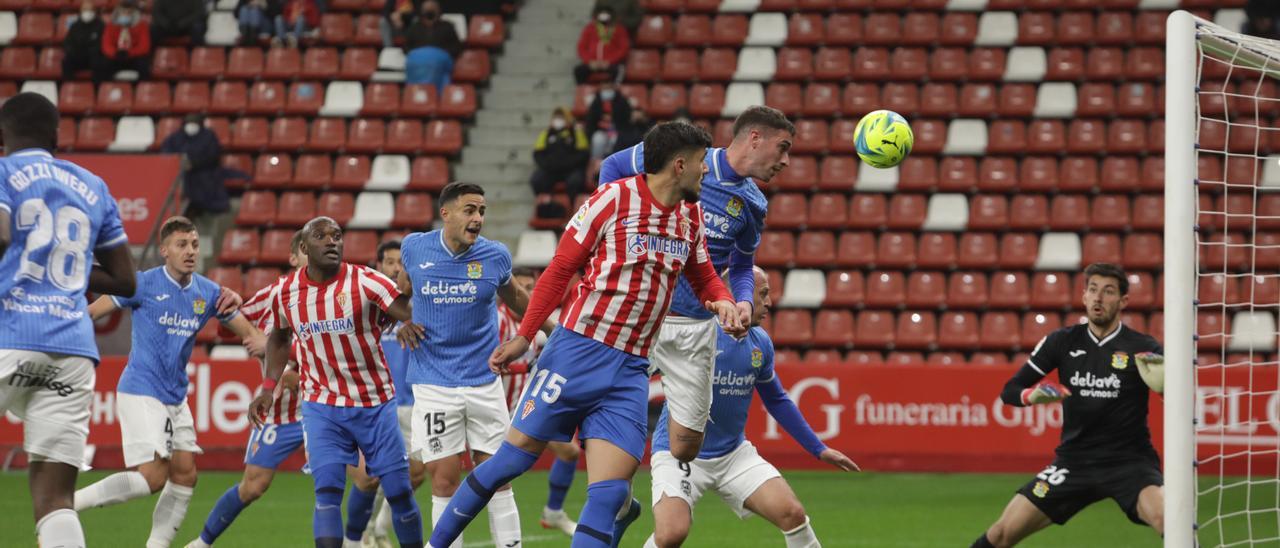 Una acción del Sporting-Fuenlabrada en El Molinón