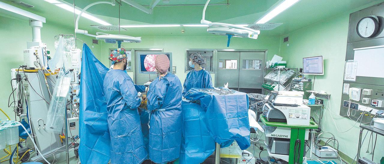 Un equipo quirúrgico, durante una intervención en un hospital de Alicante, en una imagen de archivo