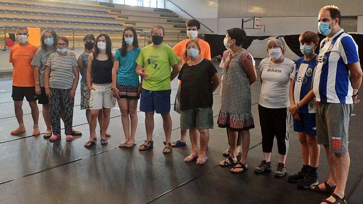 Los peregrinos, durante la tarde de ayer en el albergue de Vilanova.