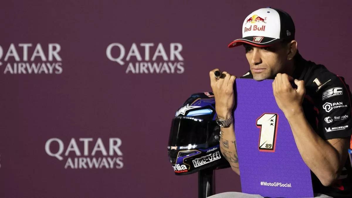 Jorge Martín abraza su nº 1, en Catar, el pasado jueves