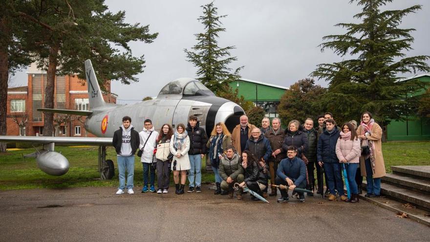 El Círculo Aeronáutico aterriza en León: los alumnos ganadores del concurso de drones visitaron la Academia del Aire