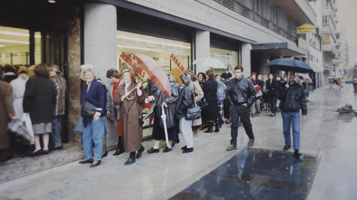 Colas en la tienda de Zara en Maisonnave, el primer día de rebajas de 1990.