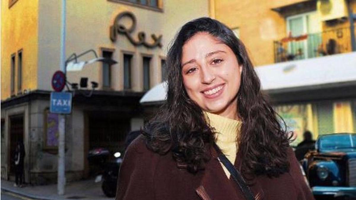 La dramaturga Elena Mateo frente al Cine Rex.