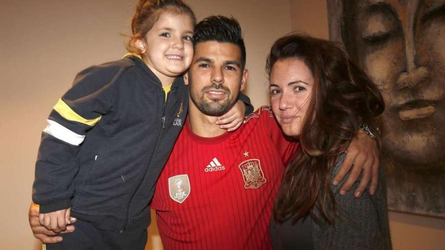 Nolito, ayer, en su vivienda de Vigo, con su hija Lola y su esposa, Laura. // Ricardo Grobas