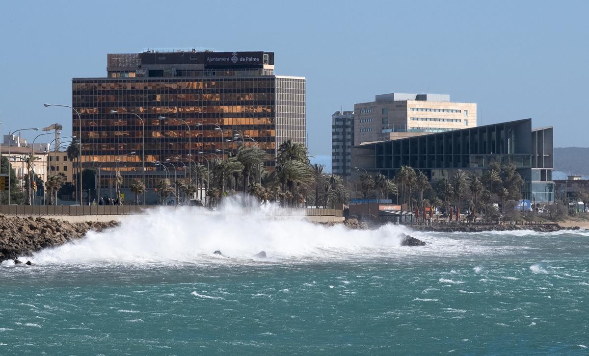 Las olas chocan contra la primera línea de la fachada maritima de Palma